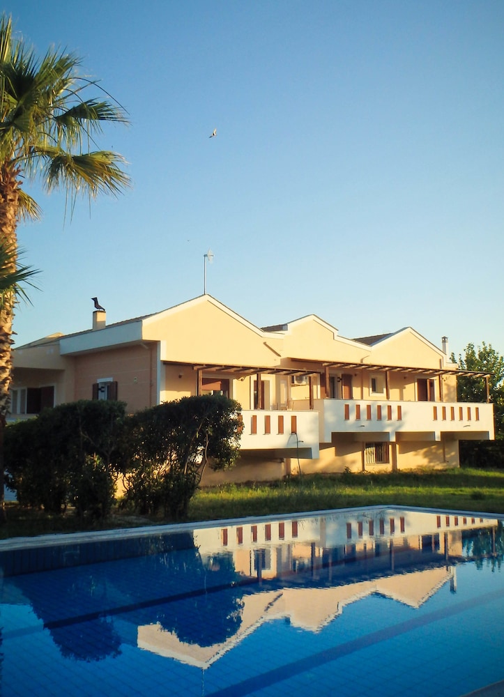 Hotel Leone Luxury Villas - Image 1