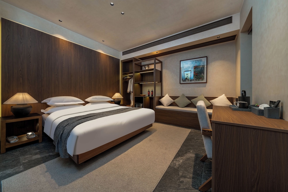 Fenghuang Yiquan River View B&B