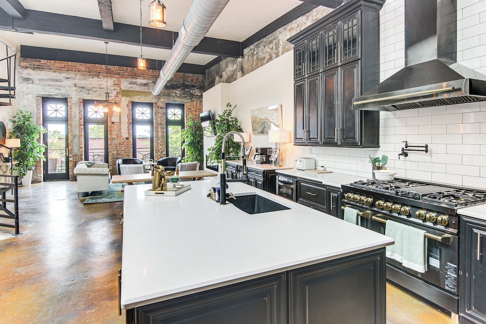 Modern Dtwn Condo w/ Balcony in Hendersonville
