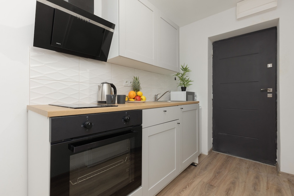 Beige Studio in City Center by Renters view 4
