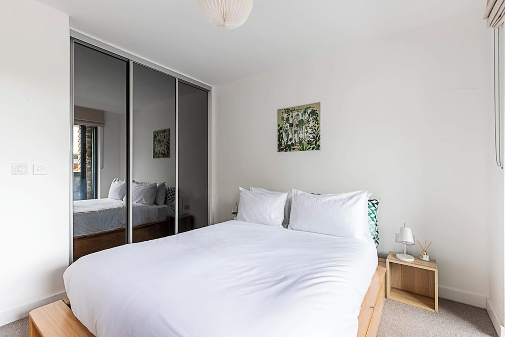 Well-connected, Cosy and Bright Modern Flat