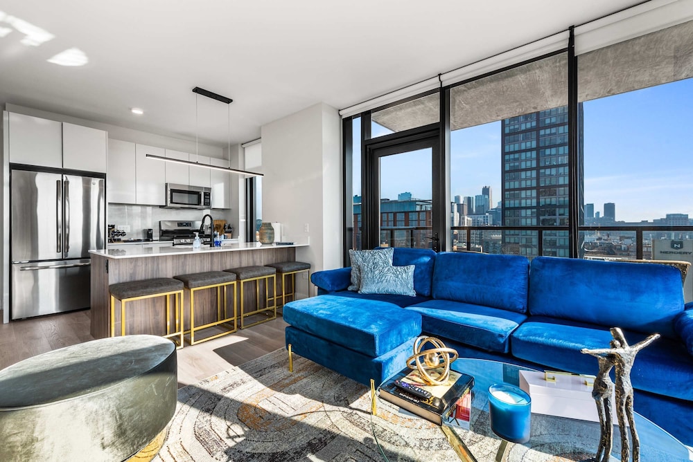 West Loop Getaway Balcony Dining Steps Quiet