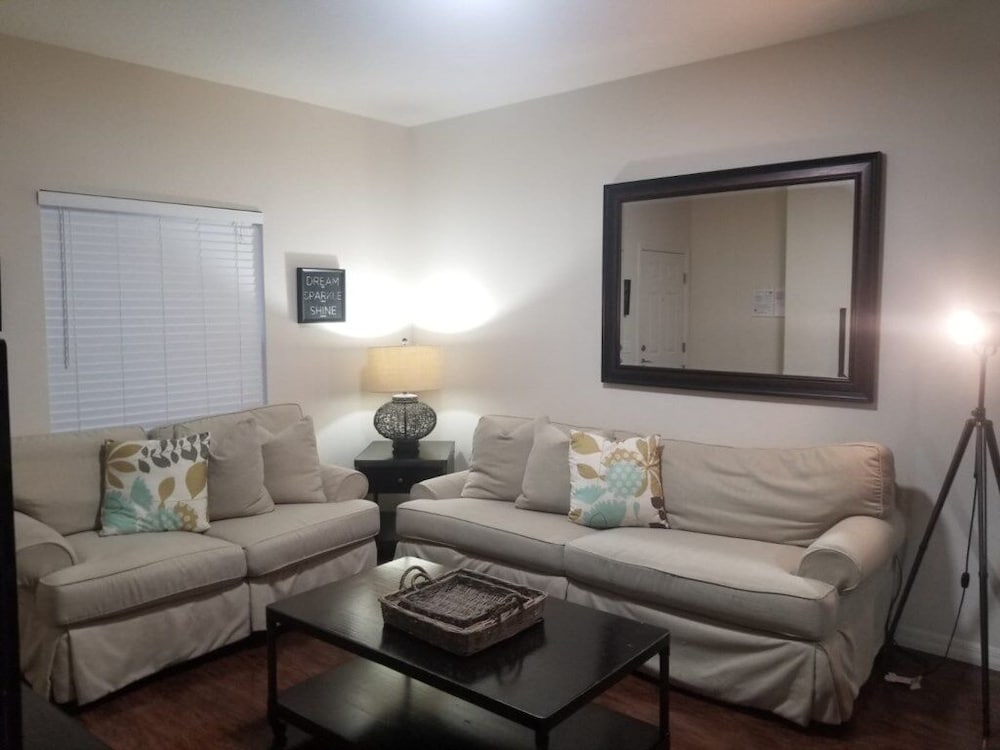 3 Bed 2 Bath Condo In Lucaya Village Near Disney 3 Bedroom Townhouse by RedAwning view 3