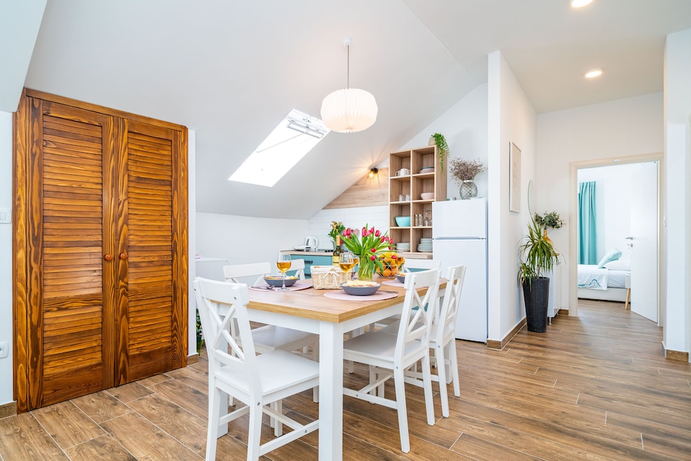 Jele Rooms