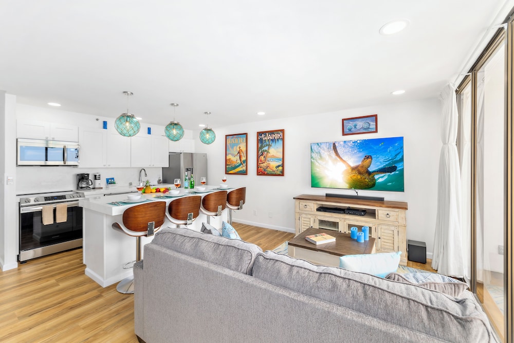 High Floor Ocean View Condo (King Bed and Parking): hotel room photo
