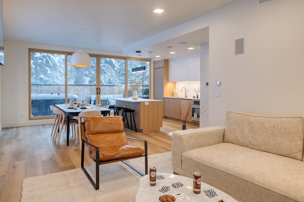 Parkview Mountain House Luxury Ski Home w Hot Tub Near Trails Downtown