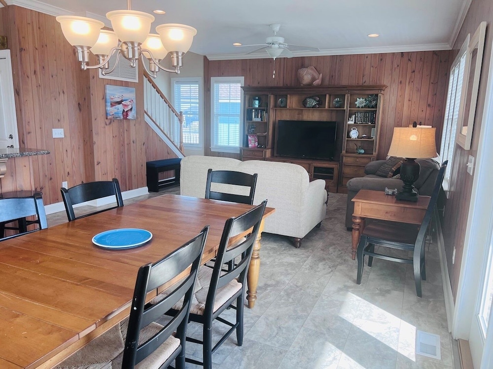 1 Ez Access 4 Bedroom Home by RedAwning