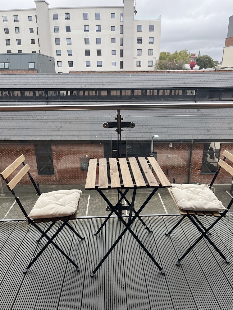 Remarkable 2-bed Apartment in Southampton view 5