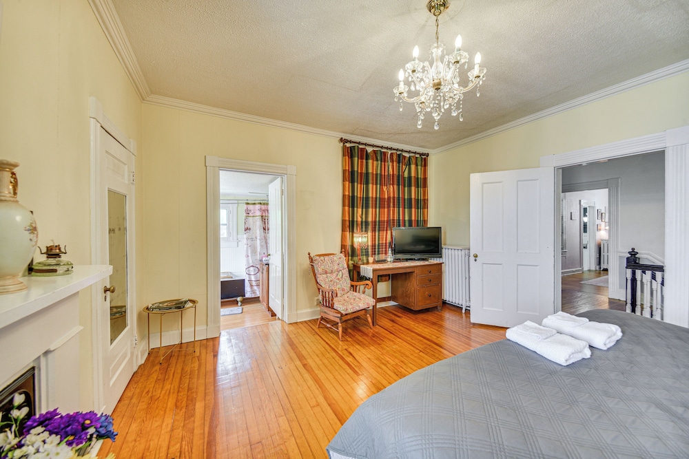 Historic Manor w/ Screened Porch in Elizabeth City