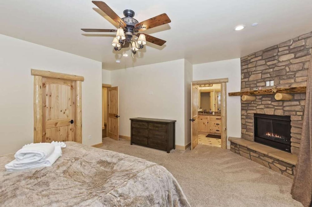 Paradise Pines by Avantstay Beautiful Big Bear Home Only 1 Mile To Snow Summit! view 5