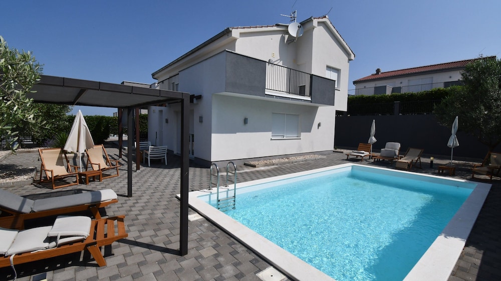 Luxury Escape With Swimming Pool & Modern Design