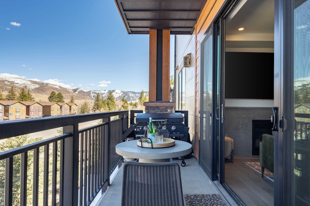 Luxe 3bdr Near Vail w/ Views Gym, Pool, Game Room Alpine Oasis at Frontgate