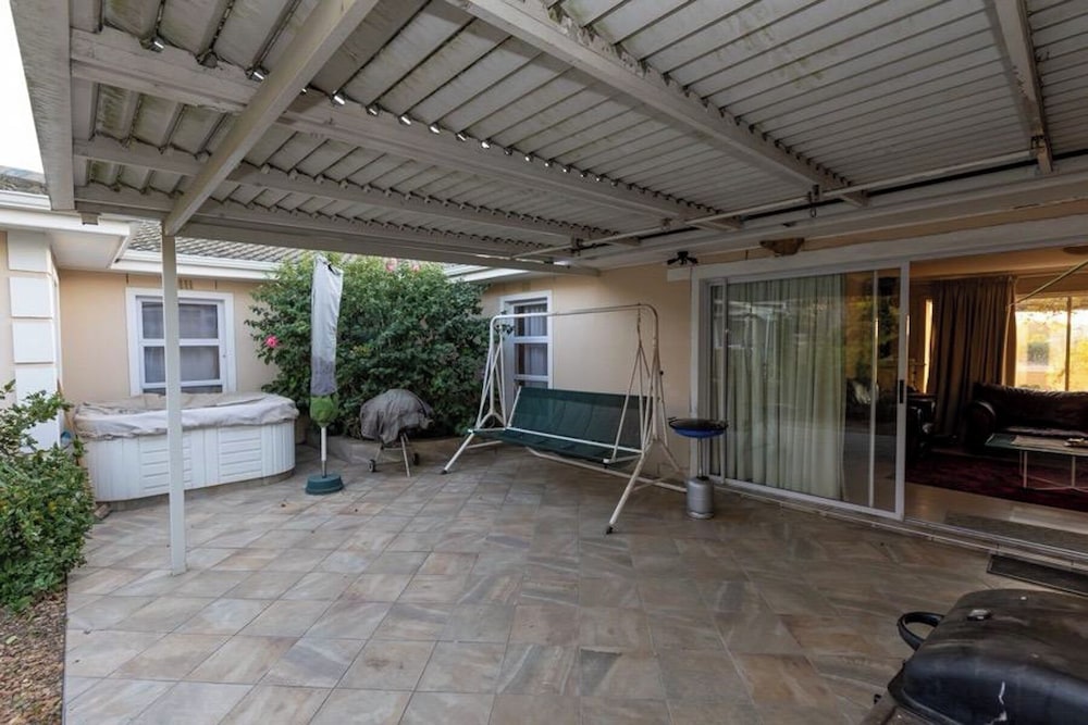 3 Bedroom Part House in the Scenic Durbanville Wine Lands Area, Holiday Facility