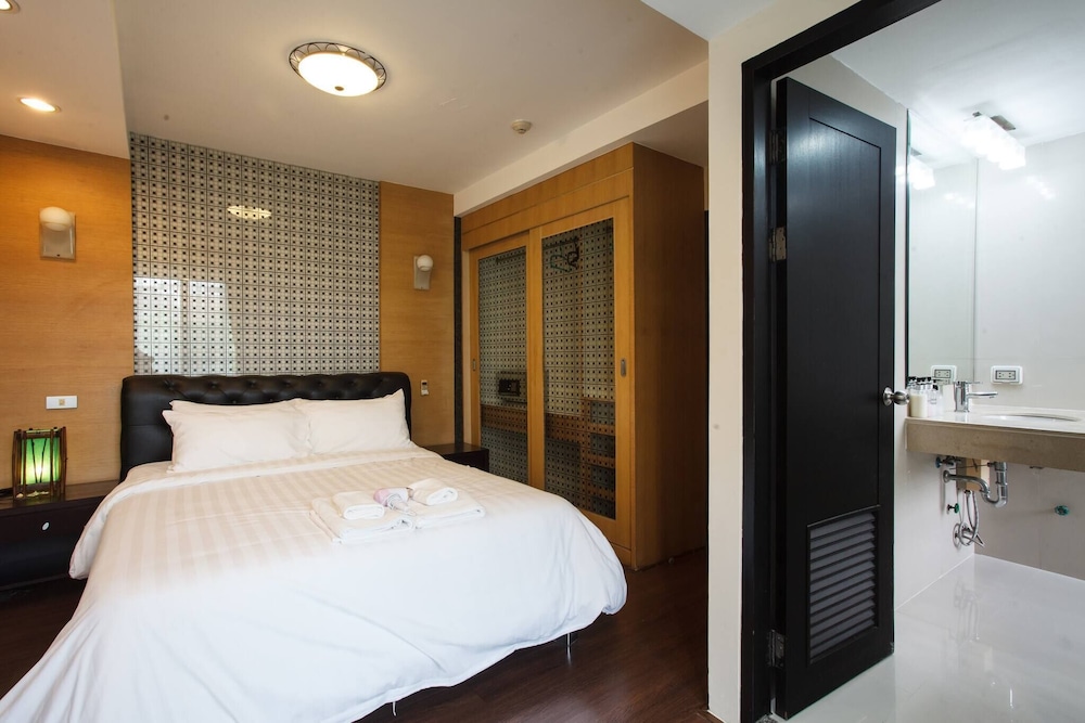 2D - 3 Bedroom Downtown Apartment With Shared Pool