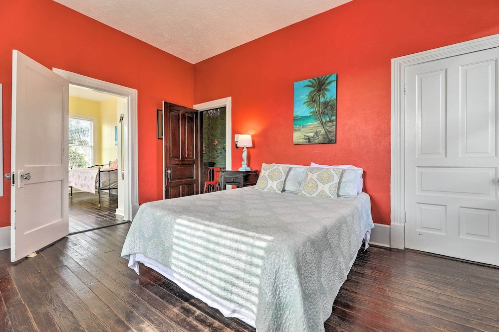 Historic Galveston Hideaway, Walk to the Beach!