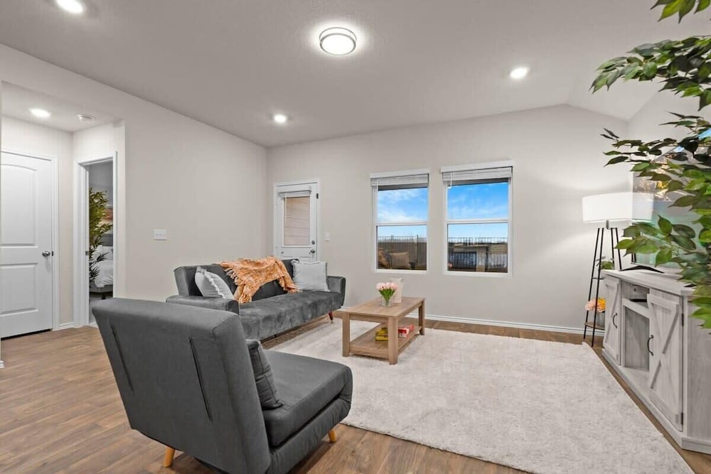 @ Marbella Lane - Amazing 4BR Lakeview Home