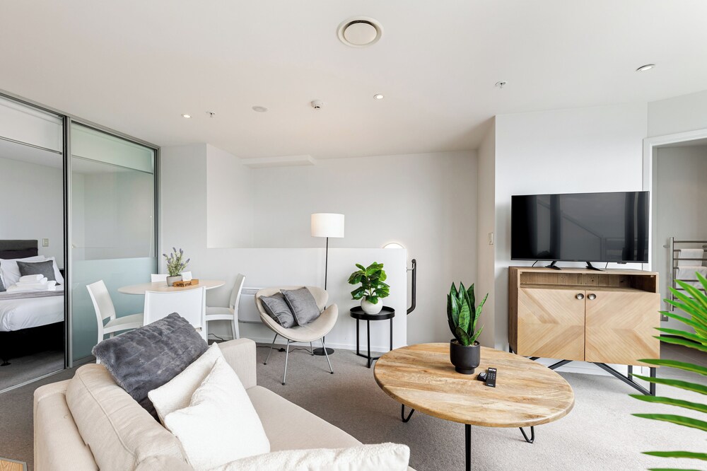 Pool, Gym & Modern 2BR Sky Tower View Zodiak Stays