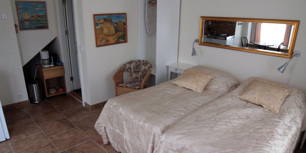 Three Sisters Studio Apartments