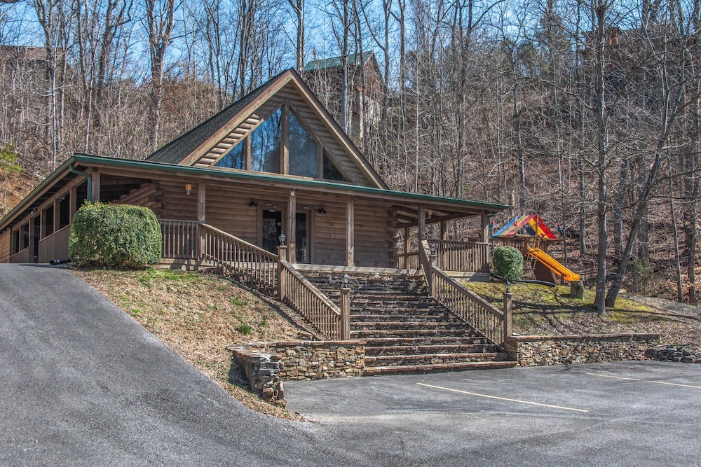 Newly Renovated Cabin w/ Hot Tub, Lake & Bbq! view 5
