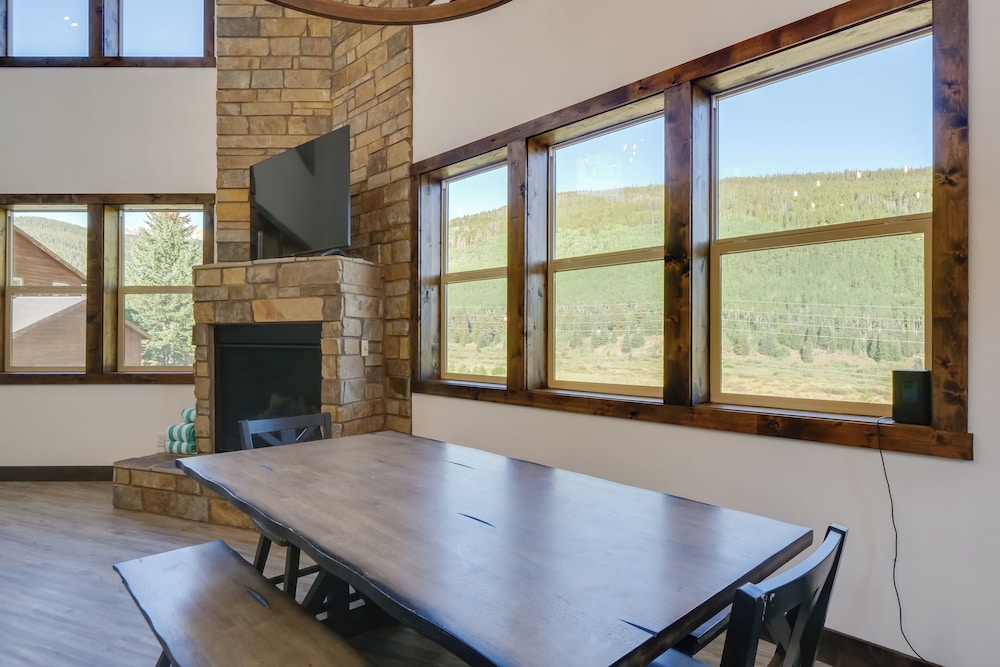 Aspen Grove Views: Spacious Duplex 5 Mi to Breck