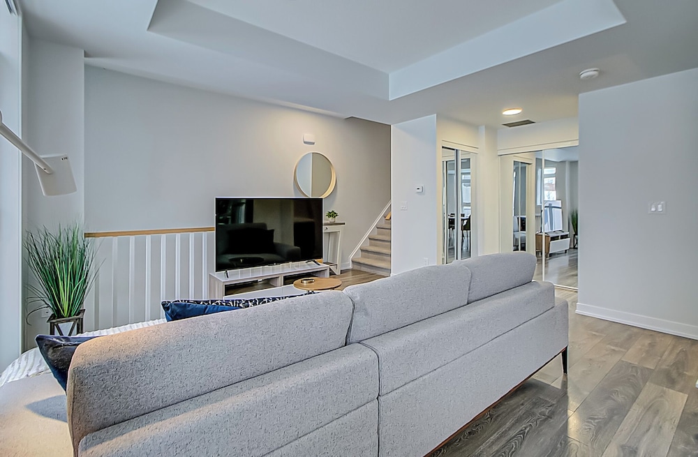 Modern 3BR Retreat Near Yorkdale Mall