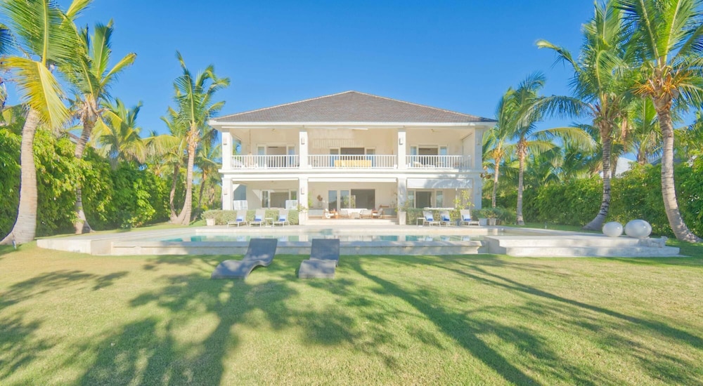 Modern Villa w Golf and Lake View in Beach Resort