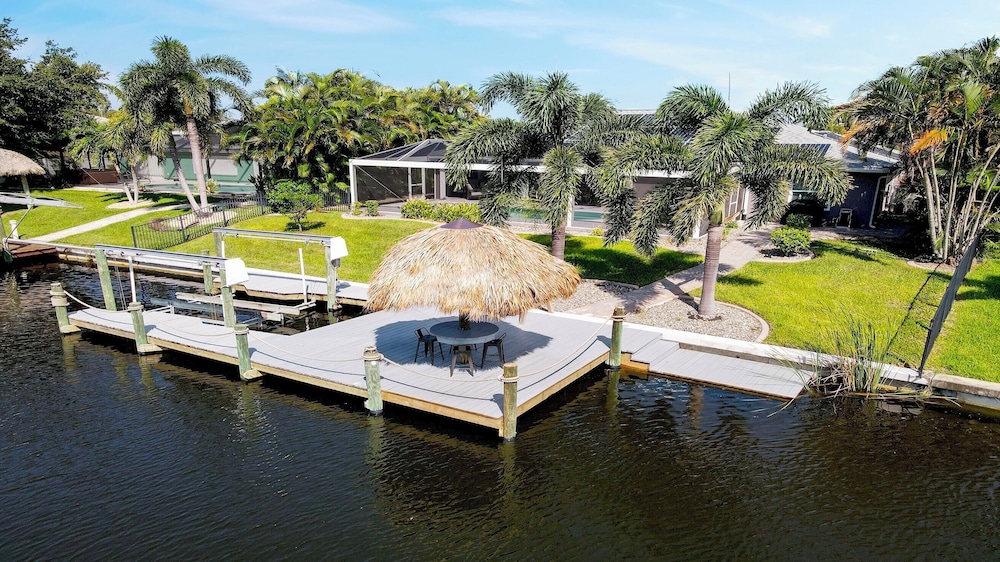 Mei Jing Waterfront Pool and Tiki Hut-must see