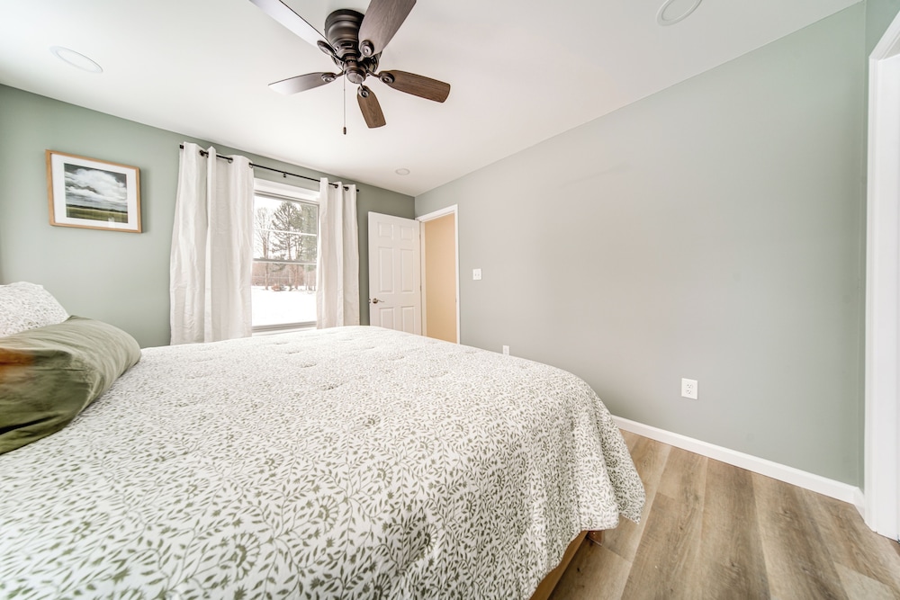 Walk to Lake: Pet-friendly Cottage in Jamestown!
