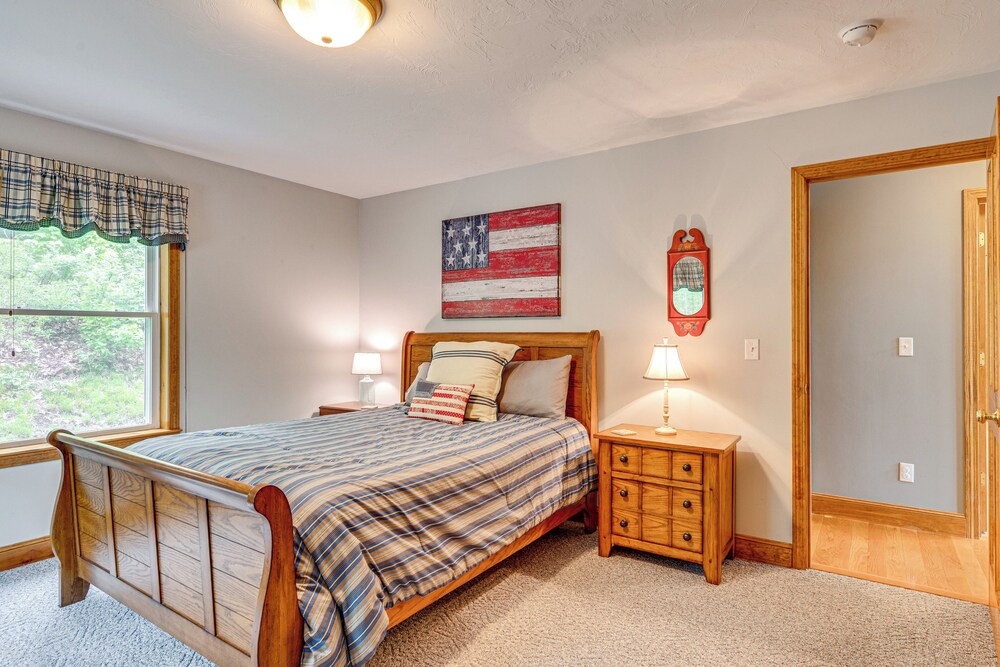 Ski, Hike & Fish: Cabin w/ Hot Tub in Conway