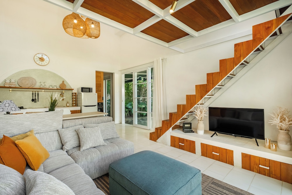 Tropical 1BR Private Pool Villa, 8 mins to beach In Uluwatu