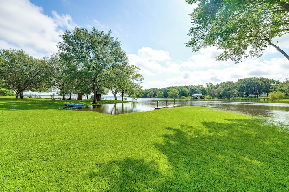 Lake Tawakoni Access + Hot Tub - Wills Point Home!
