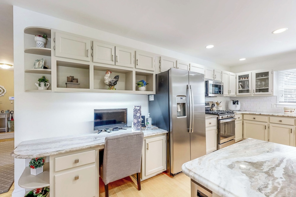 Waterfront Allergy-free 4br, Dock & Home Theater