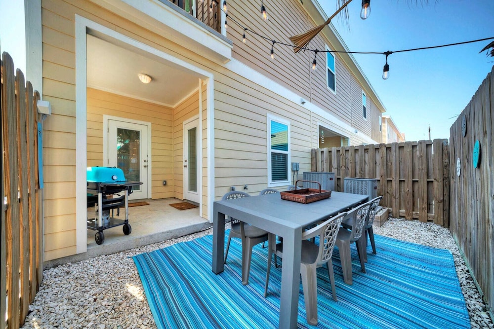 Sleeps 23, 2 Beachside Homes Resort Pool, Walk to the Beach, Balcony + Yard