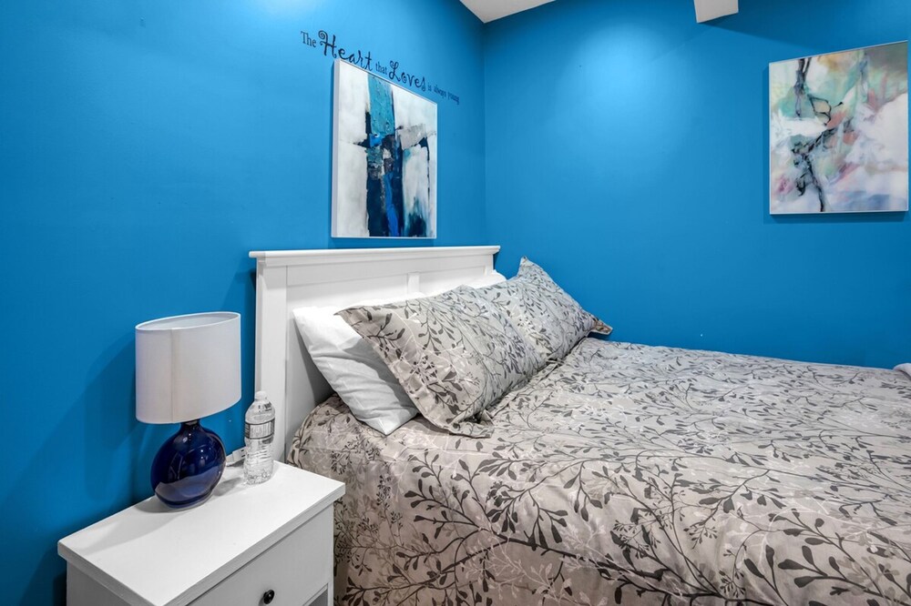 52-3 Bed Suite on Lake Central A C By Airport