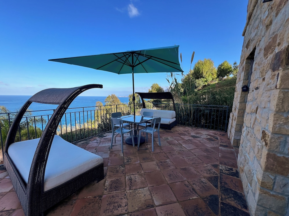 Stunning Tower, With Infinity Pool in Sicily photo 2