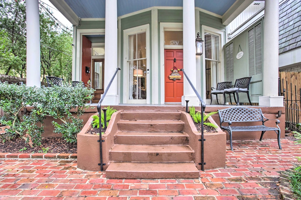 Inviting Uptown New Orleans Apt: Perfect Location!