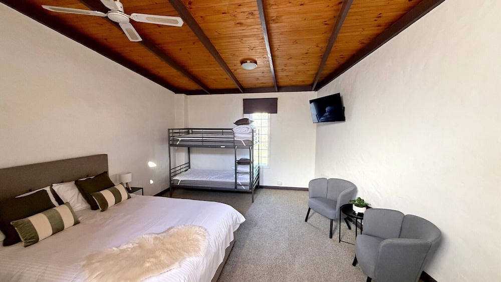 Colonial Bank Motel
