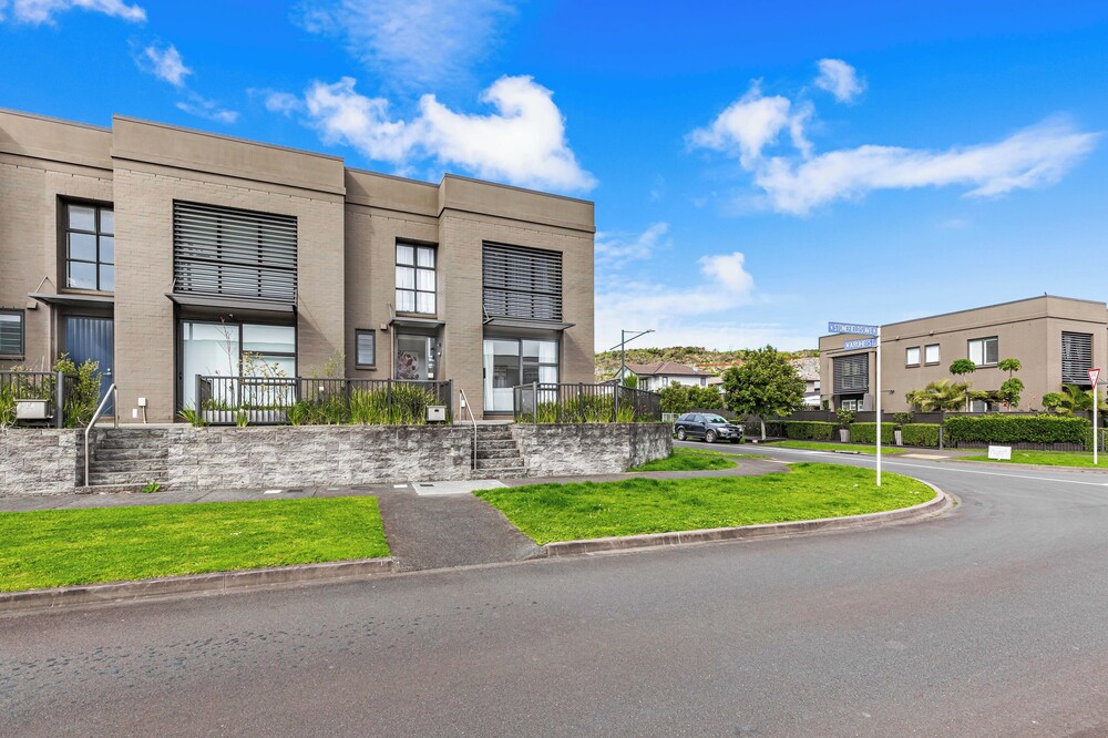 Comfy 4BR Home w/ Mt. Wellington View Zodiak Stays