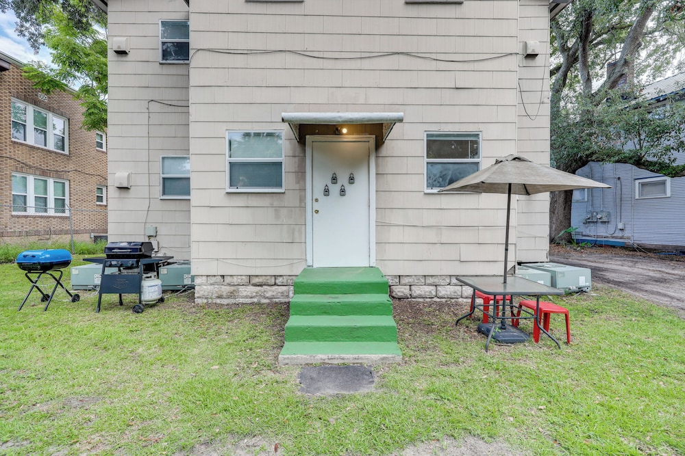 Steps to Food & Shops: Cozy Condo in Jacksonville!