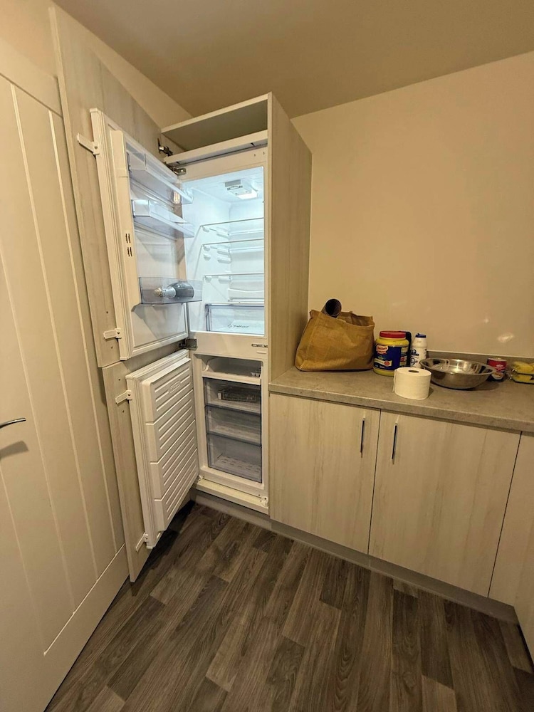 Central 2 Bed Home - Parking, Ev Point, Garden