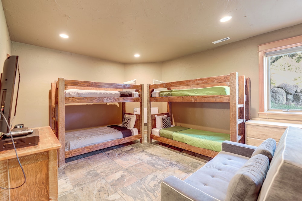 Ski-in/out, Hot Tub: Spacious Retreat in Whitefish