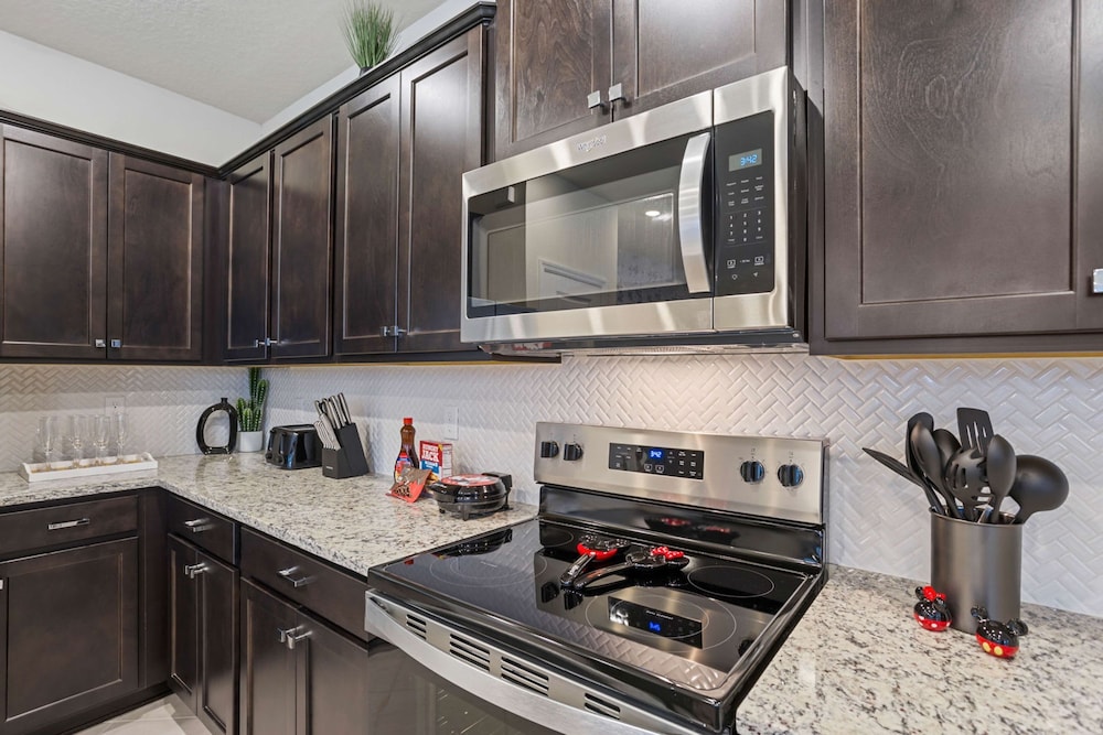 Brand New 5 bed Villa in Windsor Cay