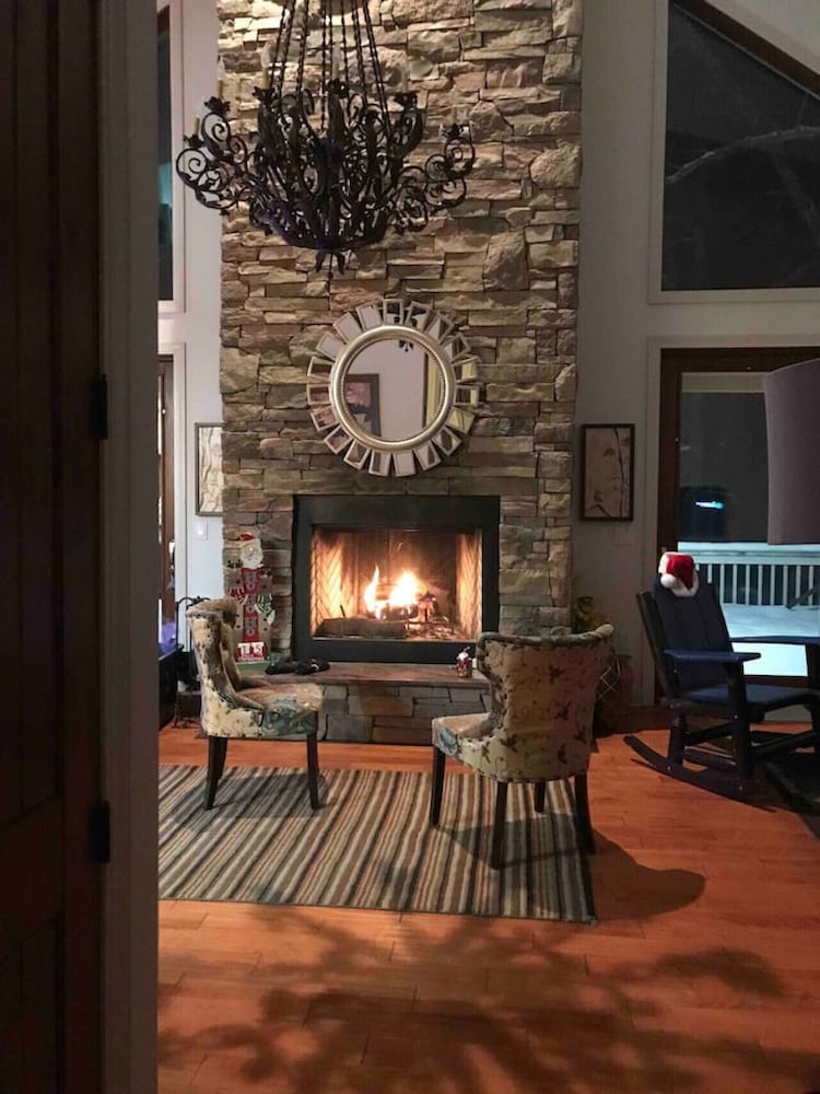 Spectacular 4BR Mountain Home Sleeps 12