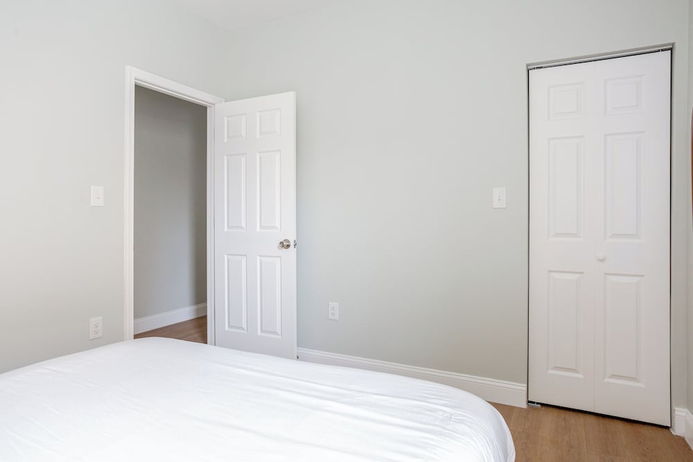 Stylish Minimalist Stay in City Center