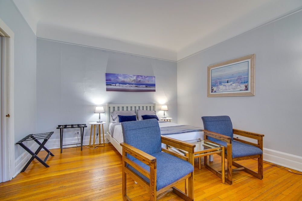 Historic Townhome in Oak Park w/ Backyard! view 4