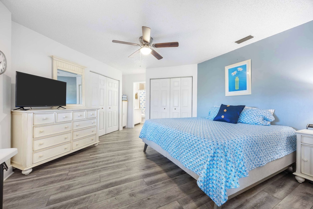 Treetop Beach Condo Sleeps 7!