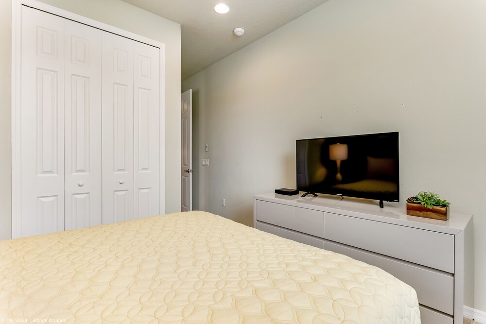 Spacious Home w/ Private Pool/spa! Sleeps 21