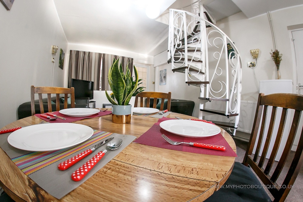 West Drayton Vacations - Aziz Manzil - Property Image 7