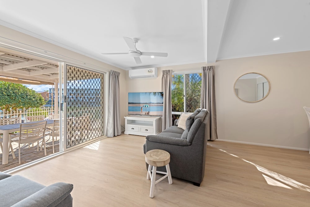 Family-friendly Flat With Balcony Views