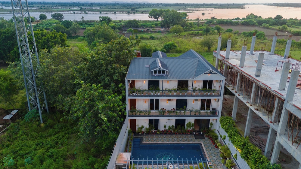 Versace Farms 5 BHK With Pvt Pool